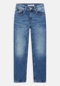 Jeans de mezclilla azul para hombre, de tiro medio, diseño recto, lavado medio con desvanecidos, estilo de cinco bolsillos, cierre de botón metálico, parche con logo en la parte trasera.