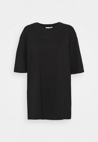 T-shirt nera realizzata in morbido cotone, con scollatura rotonda e maniche corte, caratterizzata da un logo adidas in rilievo sul davanti.