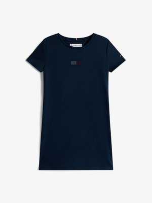 Vestido de camiseta azul marino hecho de tela suave, con mangas cortas y escote redondo. Destaca un pequeño logotipo en rojo y blanco.