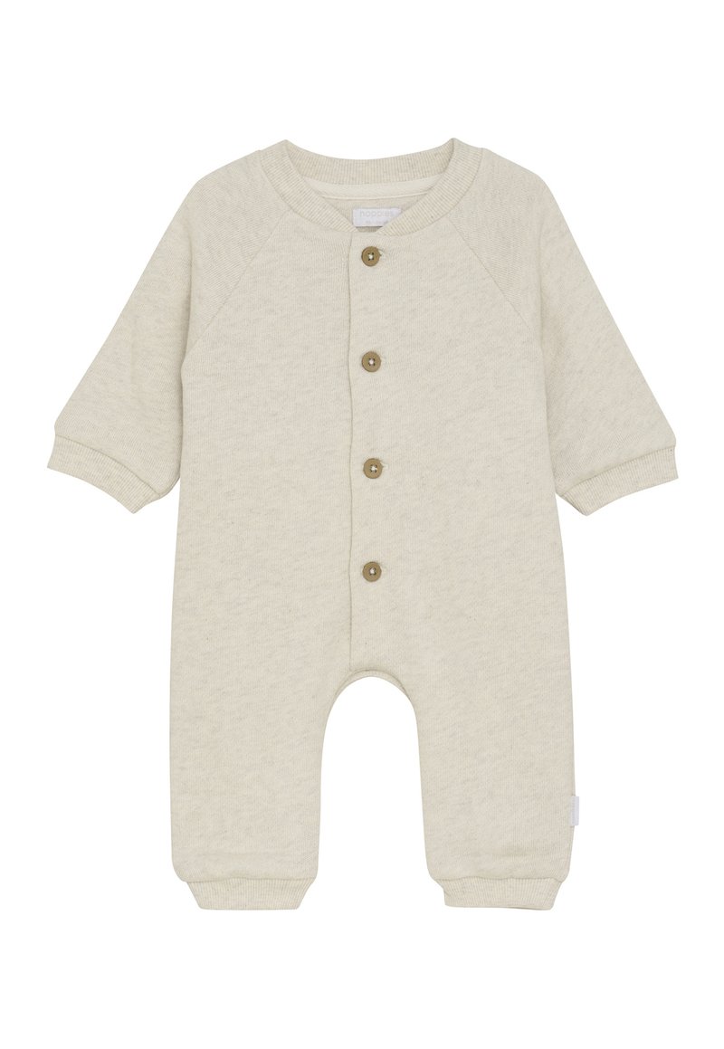 Cremfarbener Baby-Overall mit langen Ärmeln, gerippten Bündchen, vier braunen Knöpfen auf der Vorderseite und rundem Ausschnitt.