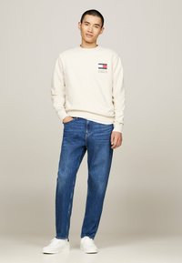 Tommy Jeans CREW NECK LOGO  - Sudadera - newsprint