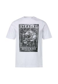 Camiseta de algodón blanca con una impresión gráfica negra de un casco de motocross con el texto "DIRT TRACKS" y "MOTOCROSS" en una fuente gruesa y desgastada.