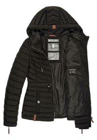 Veste à capuche matelassée noire, dézippée pour montrer la doublure intérieure lisse et les étiquettes de la marque cousues à l'intérieur, avec des poches avant et des tirettes de fermeture éclair visibles.