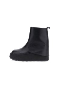 Stivaletti in pelle nera con un design elegante, caratterizzati da un gambale alto, punta rotonda e una suola piattaforma spessa per un'altezza maggiore.