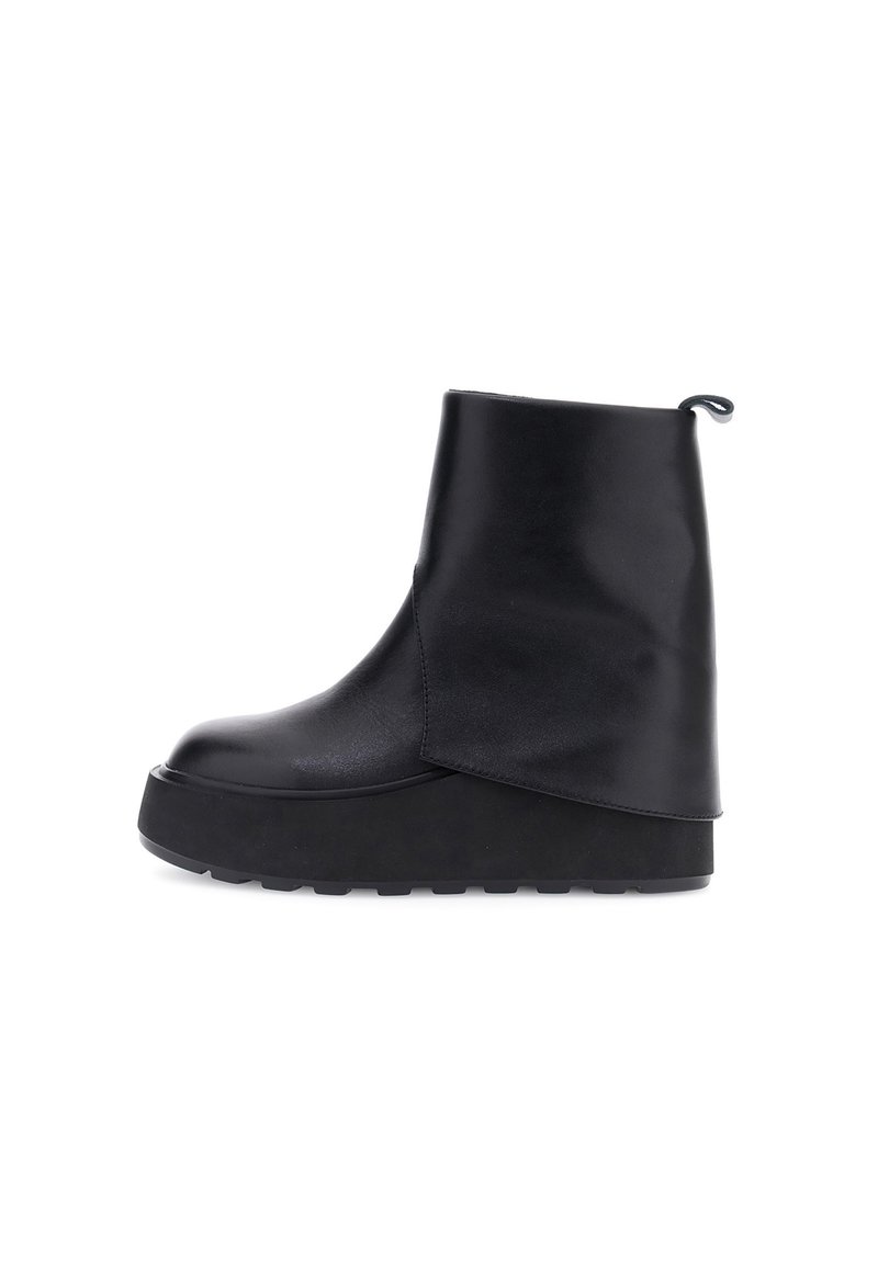 Stivaletti in pelle nera con un design elegante, caratterizzati da un gambale alto, punta rotonda e una suola piattaforma spessa per un'altezza maggiore.