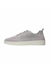 Lichtgrijze gebreide sneakers met een ronde neus, vetersluiting en een zachte, gestructureerde bovenkant. De witte rubberen zool biedt contrast en stabiliteit.