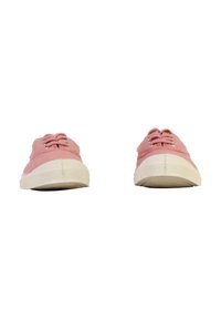 Een paar roze canvas sneakers met witte rubberen zolen en veters, gezien vanuit de voorkant op een witte achtergrond.
