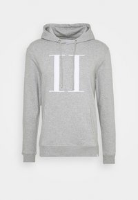 Sudadera gris claro con capucha, que presenta un gran gráfico blanco "II" en la parte frontal, cordones ajustables y puños y dobladillo acanalados. Textura suave.