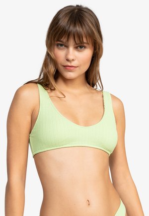 Jasnozielony, prążkowany biustonosz bikini z szerokimi ramiączkami i okrągłym dekoltem. Gładka faktura i prosty design bez metalowych elementów i zdobień.