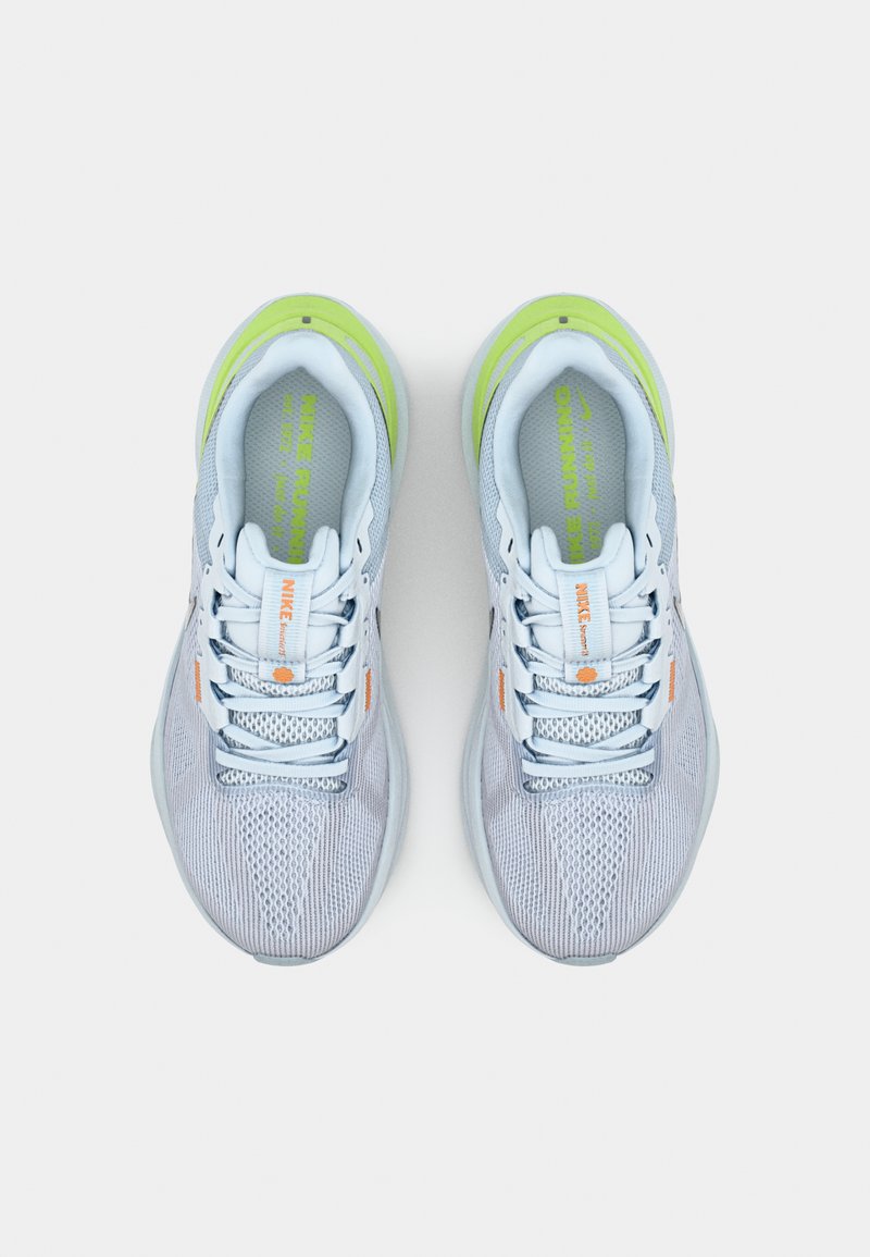 Helle blaue Laufschuhe mit atmungsaktivem Mesh-Material, grünen Akzenten und reflektierenden Details. Sie verfügen über weiße Schnürsenkel und eine strukturierte Sohle.