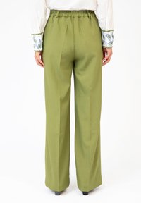 AN'GE TAILORED STRAIGHT - Pantalon classique - kiwi