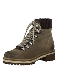 Bottines en daim marron avec un col en tricot côtelé, bout rond, œillets en métal et semelle épaisse avec des crampons de traction. Des lacets argentés complètent le design.