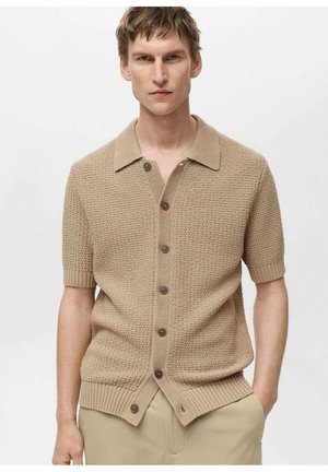 Beige strikket kortærmet cardigan med flad krave, knaplukning foran og ribbede manchetter og kant. Struktureret stof med brune knapper.