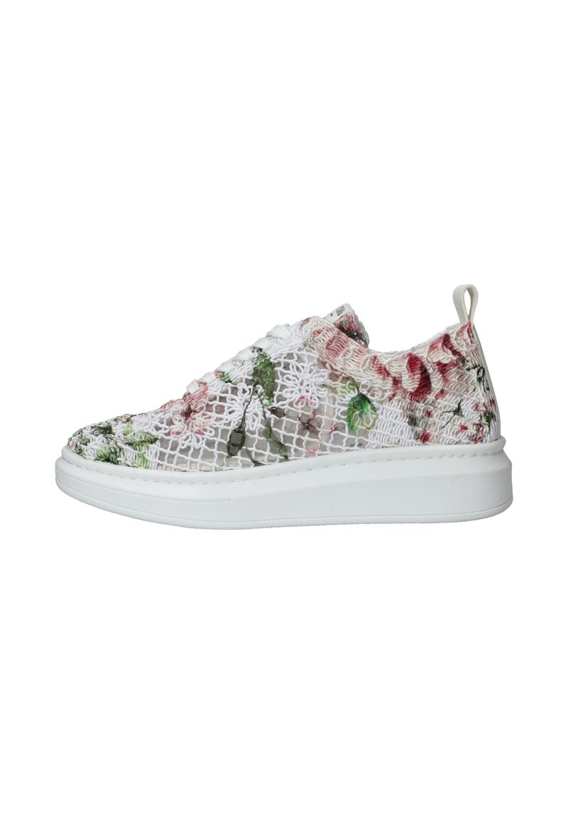 Schnürsneaker mit einem weißen Mesh-Obermaterial, das mit rosa und grünen Blumenmustern verziert ist, einer gepolsterten weißen Sohle und einer Zuglasche an der Ferse.