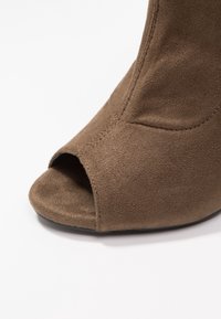 New Look Stivaletti con tacco - khaki