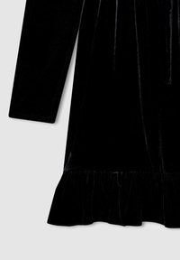 Czarna aksamitna sukienka z długimi rękawami, z falbaną na dole i gładką teksturą. Projekt podkreśla elegancję i prostotę.