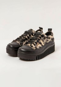 Zapatillas de plataforma negras con parte superior de piel sintética texturizada en estampado de leopardo beige y marrón, con cordones negros y suela estriada.