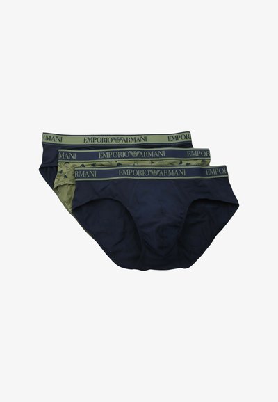 Tri-pack di slip per uomo realizzati in cotone, disponibili in blu navy e verde oliva, con cintura elastica decorata con il logo "Emporio Armani" e texture liscia.