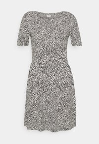 Robe imprimé léopard à manches courtes, col rond et taille froncée. Confectionnée en tissu doux, elle présente des taches noires sur un fond crème.