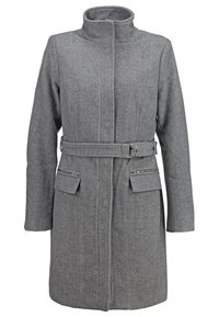 Šedý kabát z vlněné směsi s vysokým límcem, páskem v pase a dvěma předními kapsami se zipem. Celý kabát je zdobený texturovaným rybí kostí vzorem.