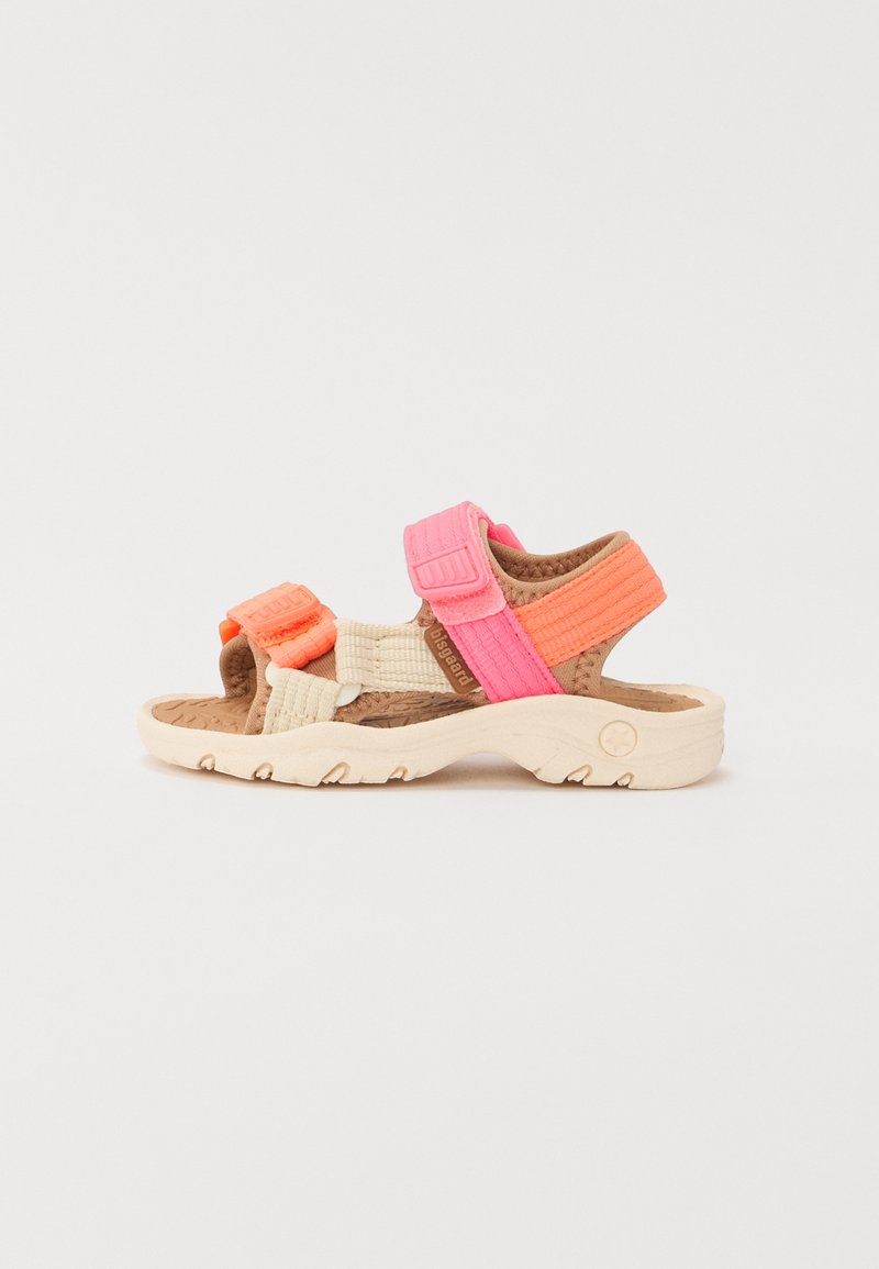 Lätta sandaler med en beige bas, rosa och orangea tygremmar. Texturerad sula med gummigrepp. Veltroslutningar för justerbar passform.