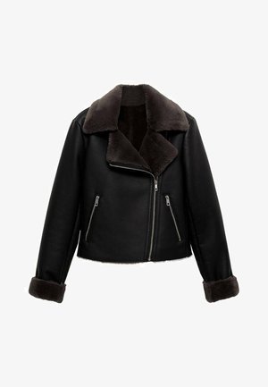 Zwarte leren jas met een brede leren kraag en manchetten van bruin nepbont. Voorzien van een rits aan de voorkant en twee zijzakken met rits. Kort design.