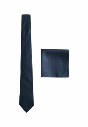 Navyblaues Krawatten- und Taschentuch-Set, das mit einem subtilen strukturierten Muster versehen ist, aus glattem Stoff hergestellt wurde, mit einer spitzen Krawattennase und einem quadratischen Taschentuch.
