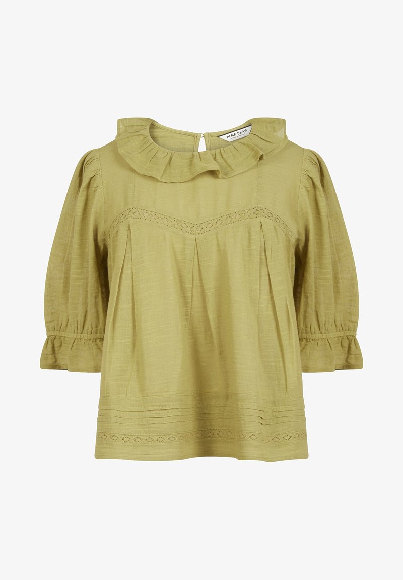 Blouse vert clair avec col et manches à volants, détails en dentelle sur la poitrine et l'ourlet, et plis sous la poitrine.
