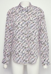 Chemise à manches longues boutonnée avec un imprimé floral pastel rose, blanc et bleu, présentée sur un mannequin.