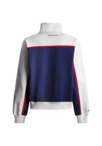 Biely a tmavomodrý mikina s vysokým golierom, s červenými akcentami. Na zadnej strane sa nachádza nápis "PEPE JEANS" blízko goliera. Rybkované manžety a lem.
