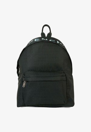 Zaino nero con motivo geometrico testurizzato, una grande tasca frontale con cerniera e una maniglia superiore. Logo stampato sulla parte superiore.