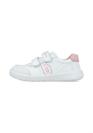 Zapatilla blanca con acentos en rosa. Fabricada en material sintético, cuenta con dos correas de velcro, puntera redondeada y una suela de goma texturizada.