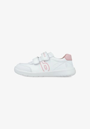 Zapatilla blanca con acentos en rosa. Fabricada en material sintético, cuenta con dos correas de velcro, puntera redondeada y una suela de goma texturizada.