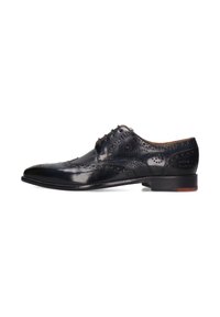 Scarpe oxford in pelle nera con dettagli perforati, punta appuntita e una texture liscia. Gli accenti cuciti e un tacco basso completano il design.