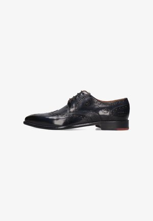 Scarpe oxford in pelle nera con dettagli perforati, punta appuntita e una texture liscia. Gli accenti cuciti e un tacco basso completano il design.