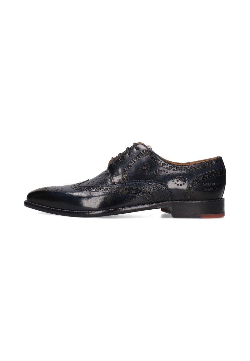 Scarpe oxford in pelle nera con dettagli perforati, punta appuntita e una texture liscia. Gli accenti cuciti e un tacco basso completano il design.