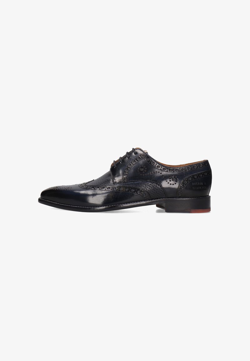 Scarpe oxford in pelle nera con dettagli perforati, punta appuntita e una texture liscia. Gli accenti cuciti e un tacco basso completano il design.