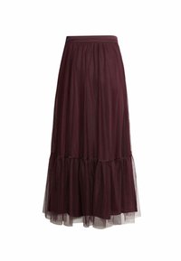 Długa bordowa spódnica z tiulu z marszczonym pasem i falbaną na dole, warstwowa dla uzyskania objętości, na białym tle.