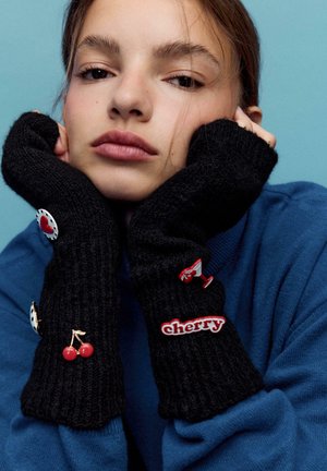 Zwarte geribde vingerloze handschoenen met kleurrijke badges: een hart, kersen en een cocktailglas, met "cherry" in rood geborduurd.