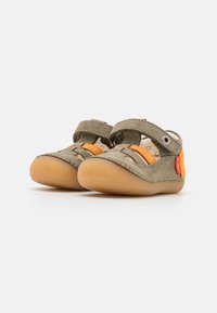 Scarpe per bambini, verde oliva con dettagli arancioni, strap in velcro, punta rotonda, suola in gomma morbida, dettagli cuciti, design interno stampato.