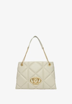Borsa a tracolla in finta pelle trapuntata crema con catene dorate e un logo dorato in evidenza. Presenta una texture a motivo diamante e dettagli accentuati.