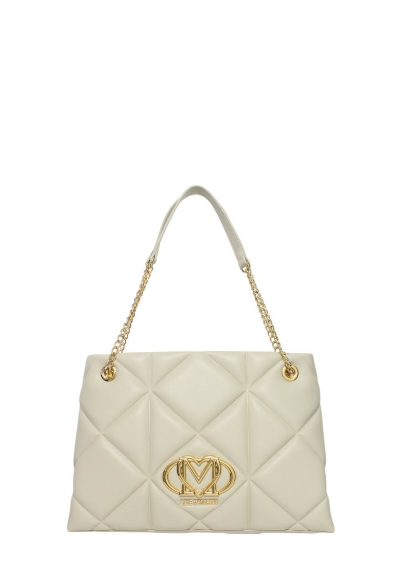 Borsa a tracolla in finta pelle trapuntata crema con catene dorate e un logo dorato in evidenza. Presenta una texture a motivo diamante e dettagli accentuati.