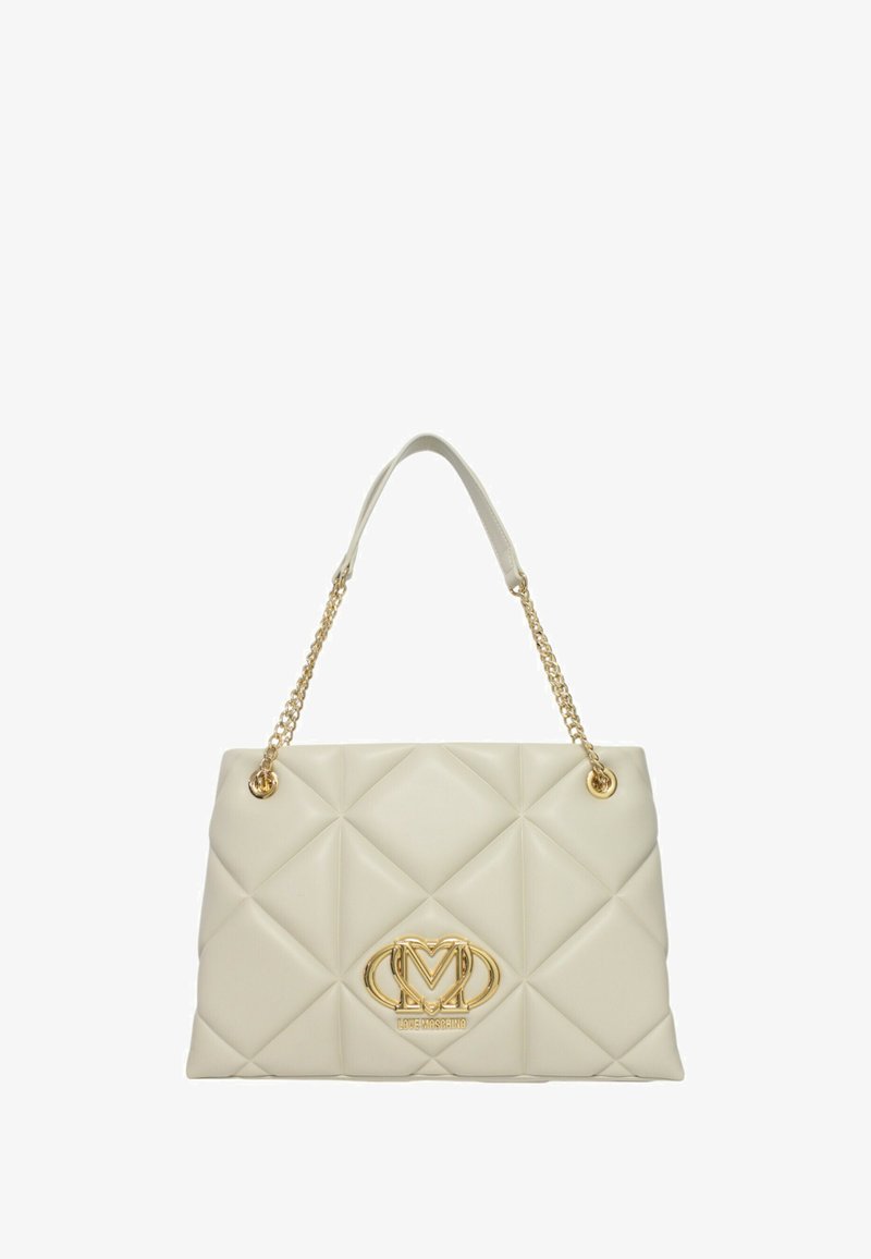 Borsa a tracolla in finta pelle trapuntata crema con catene dorate e un logo dorato in evidenza. Presenta una texture a motivo diamante e dettagli accentuati.