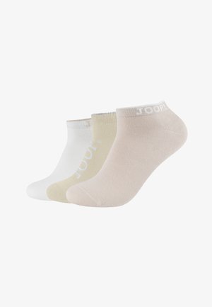 Drie paar lage enkelsokken in wit, beige en lichtroze, elk met een subtiel merklogo nabij de enkelboord.