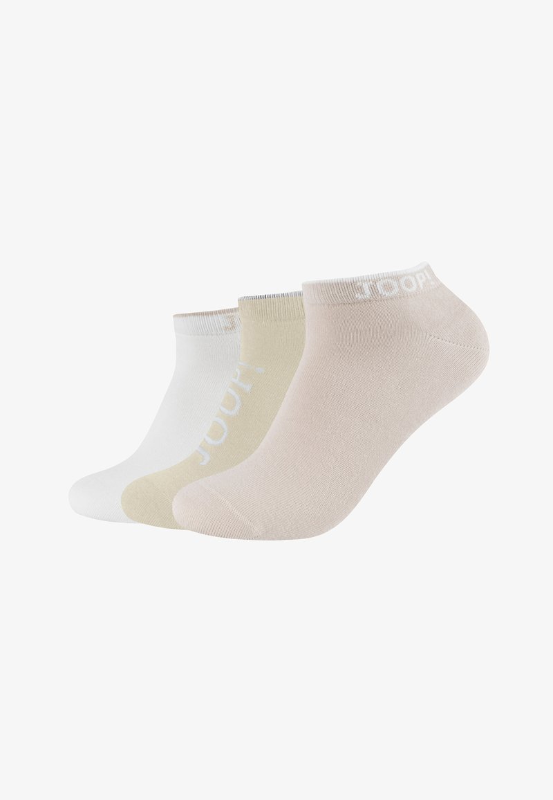 Trzy pary niskich skarpetek za kostkę w kolorach białym, beżowym i jasnoróżowym, każda z delikatnym logo marki przy mankiecie wokół kostki.