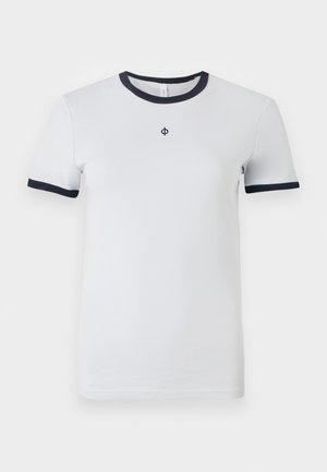 T-shirt branca de mangas curtas com decote redondo em azul-marinho e punhos em azul-marinho. Apresenta um pequeno logótipo no peito. Textura de tecido suave.