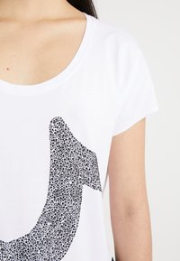 True Religion Triko s potiskem - white