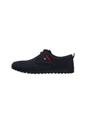 Navyblauwe casual herenschoen met mesh bovenwerk, veters aan de voorkant, rood en navy gestreepte detail en robuuste gestikte zool.