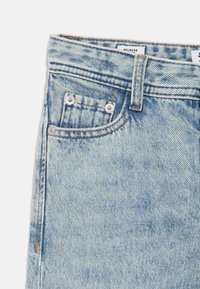 Τζιν σε άνετη εφαρμογή σε ανοιχτό μπλε, με ασημένιες λεπτομέρειες, σχεδιασμό με πέντε τσέπες και αντίθετη ραφή. Μαλακή υφή και ξεθωριασμένη όψη.