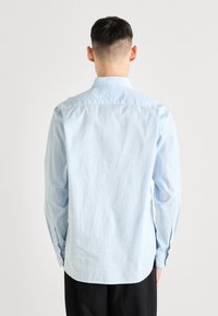 Tommy Hilfiger SOFT FLEX GINGHAM - Košeľa - vessel blue/optic white